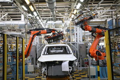  تحریم، قیمت‌گذاری دستوری و ۳۲ نهاد تصمیم‌گیر؛ صنعت خودرو به دنبال نقشه راه جدید