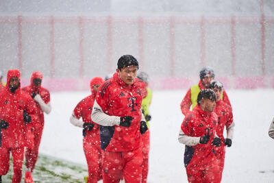  برگزاری تمرینات بایرن مونیخ در میان برف و سرمای شدید / عکس
