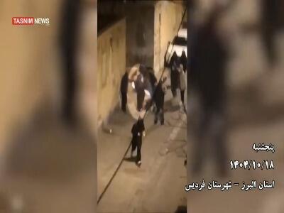  صحنه‌هایی تکان‌دهنده از حمله دسته جمعی اغتشاشگران با قمه به یک بسیجی