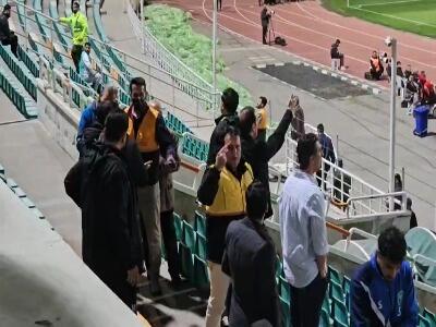  درگیری یکی از افراد منتسب به باشگاه پرسپولیس با سید مهدی رحمتی و اعتراض به هدایت کردن رحمتی