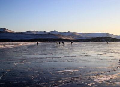  سقوط وحشتناک خودروی حامل گردشگران چینی در دریاچه یخ‌زده روسیه