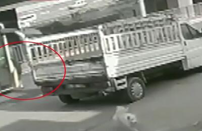  ببینید / لحظه دلخراش زیر گرفتن یک دانشجو توسط اتوبوس در پی فرار از سگ!