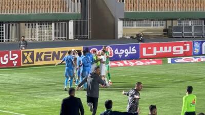  لحظه درگیری بازیکنان دو تیم چادرملو و گل گهر