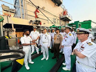  بازدید فرمانده نیروی دریایی ارتش از صنایع دریایی نیروی دریایی هند