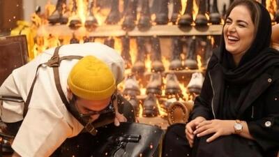  بمب انرژی؛ خنده مسری نرگس محمدی وقتی برای یک دستمال، قیصریه را به آتش کشید! نگاهی به کیف و کفش چرمی نرگس محمدی مزین به کلت کمری!