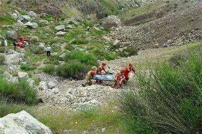  سقوط وحشناک خودرو دنا به دره‌ای در جاده چالوس + تعداد فوت شدگان