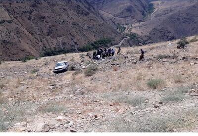  لحظه هولناک پرواز خودروی دنا به داخل دره در جاده چالوس/ این حادثه ۳ جان باختە برجای گذاشت + فیلم