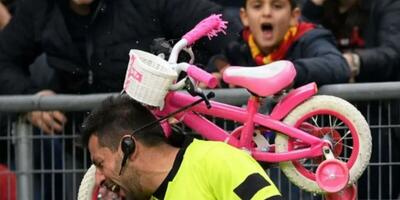  حادثه شوکه‌کننده در لیگ آماتور ترکیه/ کمک‌داور با دوچرخه مصدوم شد