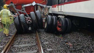  در حومه جاکارتا اندونزی یک قطار مسافربری با یدک‌کش یک تریلر باری برخورد کرد و از ریل خارج شد