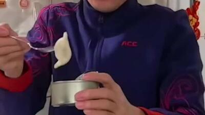  فضانوردان ایستگاه تیانگونگ غذا می‌خورند و چای می‌نوشند