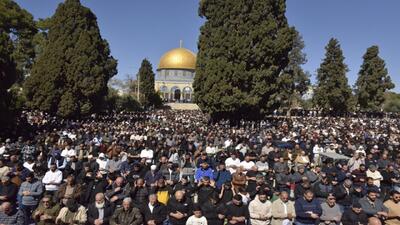  هزاران فلسطینی اولین نماز جمعه ماه رمضان را در مسجدالاقصی اقامه کردند