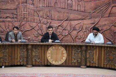  اکران ۱۱ تخته فرش نفیس قدیمی در عمارت ساعت در ایام نوروز