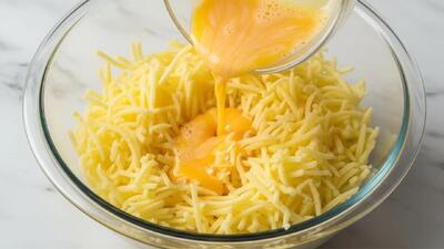  اگر ۳ سیب زمینی و ۳ تخم مرغ دارید، این شام خوشمزه را درست کنید!