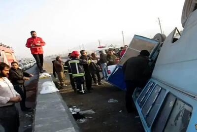  واژگونی مینی‌بوس کارگران در ساوه؛ ۱۰ مصدوم راهی بیمارستان شدند+جزییات حادثه