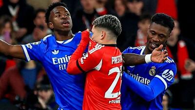  فیفا در مسیر قانون‌گذاری جدید؛ پوشاندن دهان برای فحاشی هم محرومیت دارد