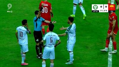  اخراج پویا مختاری بازیکن ذوب آهن مقابل فولاد