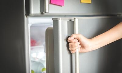  عواقب خطرناک باز ماندن درب یخچال + راه‌های ساده پیشگیری