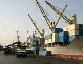  افزایش ۴۴ درصدی عملیات تخلیه و بارگیری در بنادر آبادان