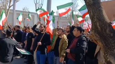  فارس: تجمع چهلم جانباختگان حوادث دی‌ماه در برخی دانشگاه‌ها برگزار شد/ برخی شعارهای مرتبط با سلطنت‌طلبان که در شبکه‌های اجتماعی و رسانه‌های ضدانقلاب نیز تبلیغ می‌شود، شنیده شد/ گروهی از دانشجویان هم شعارهایی در حمایت از انقلاب اسلامی سر دادند