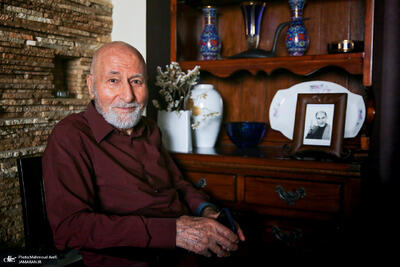  راز خم بودن کمر «چریک پیر» از زبان خودش/ بهزاد نبوی در ۸۴ سالگی: من هنوز روزی ۱۰ کیلومتر راه می‌روم!