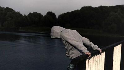  چرا خودکشی یک بحران اجتماعی است، نه صرفاً یک مسئله فردی؟