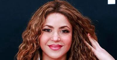  سفر در زمان؛ «شکیرا» در حال خروج از هتل میدتاون در نیویورک؛ سال 1384/ عکس