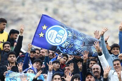  مراسم چهلم هوادار دوآتشه استقلال با پرچم و گل‌های آبی +تصاویر