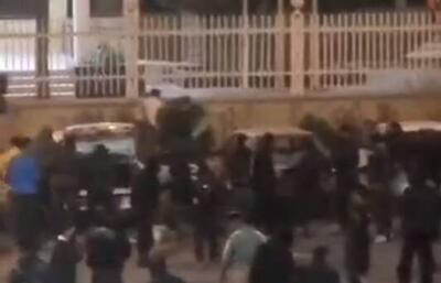  فیلم/ حمله اراذل سلطنت طلب به اموال مردم مشهد در فتنه ۱۸ دی