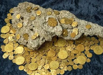  کشف گنجینه سکه‌های نقره و طلا بعد از 300 سال از  دل ساحل گنج + عکس