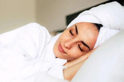  چرا خوابیدن با موهای خیس در شب خطرناک است؟
