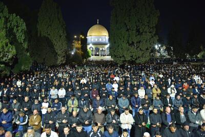  اقامه نماز توسط ۱۰۰ هزار روزه دار فلسطینی در «مسجد الاقصی»+ عکس