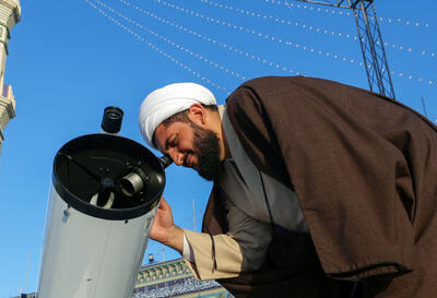  استهلال هلال ماه رمضان در مسجد جمکران در روز روشن + عکس