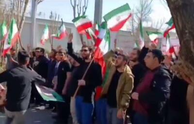  لحظه شروع درگیری توسط دانشجونما‌ها و حمله به دسته عزاداری دانشجویان به مناسبت اربعین جانباختگان حوادث دی ماه