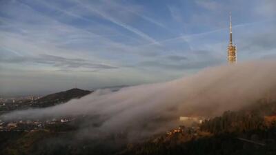  منظره ابری در بارسلونا: برج کولسرولا در طلوع خورشید