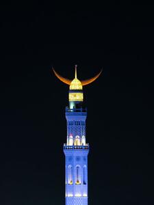  هلال ماه سوم رمصان بر فراز مناره مسجدجامع مسقط