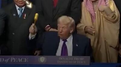  لحظات سرقت چکش طلا توسط ترامپ در شورای صلح غزه!