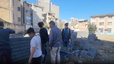  دیواری که به دستان معلمان و دانش‌آموزان دبیرستان فردوسی ساری ساخته شد + فیلم