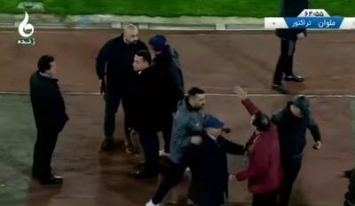  ببینید / درگیری بین مازیار زارع و خداداد عزیزی؛ داور هر دو را اخراج کرد