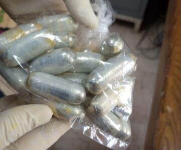  کشف یک کیلو کوکائین از شکم مسافری در فرودگاه امام خمینی/ ۷۷ بسته مواد مخدر از وی دفع و ضبط شد