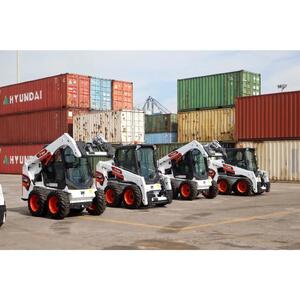  اولین محموله ماشین‌آلات عمرانی همیار تجارت با تکیه‌بر ظرفیت‌های منطقه آزاد به بندر رسید