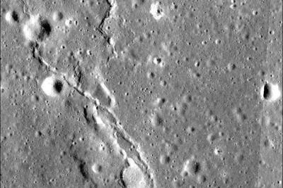  ماه همچنان از درون می‌لرزد