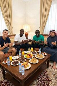  تصویر: رونالدو سر سفره افطار - پارس فوتبال