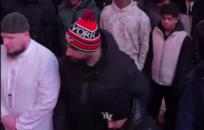  طنین صدای اذان و نماز در قلب نیویورک؛ تجمع صد‌ها مسلمان در میدان تایمز نیویورک