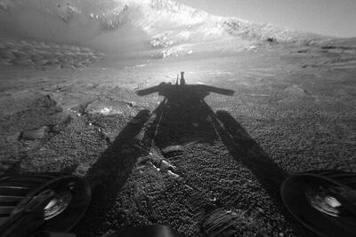  عکس روز ناسا سایه مریخ‌نورد روی سیاره سرخ