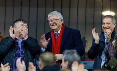  حضور غیرمنتظره سر الکس فرگوسن برای تماشای بازی تنها تیمی که او را اخراج کرد / عکس