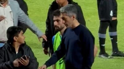  خوش و بش جباری با آبی پوشان پس از شکست