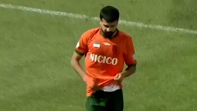  شوت محکم جبیره مقابل دروازه استقلال