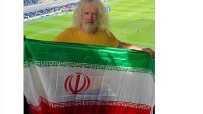  پرچم ایران در دست سیاستمدار ایرلندی