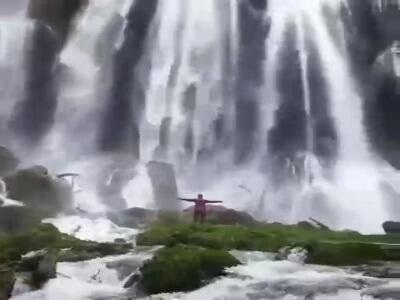  نمایی باشکوه از آبشار زرد لیمه