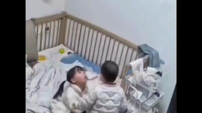  کودک دو ساله جان خواهرش را از خفگی نجات داد
